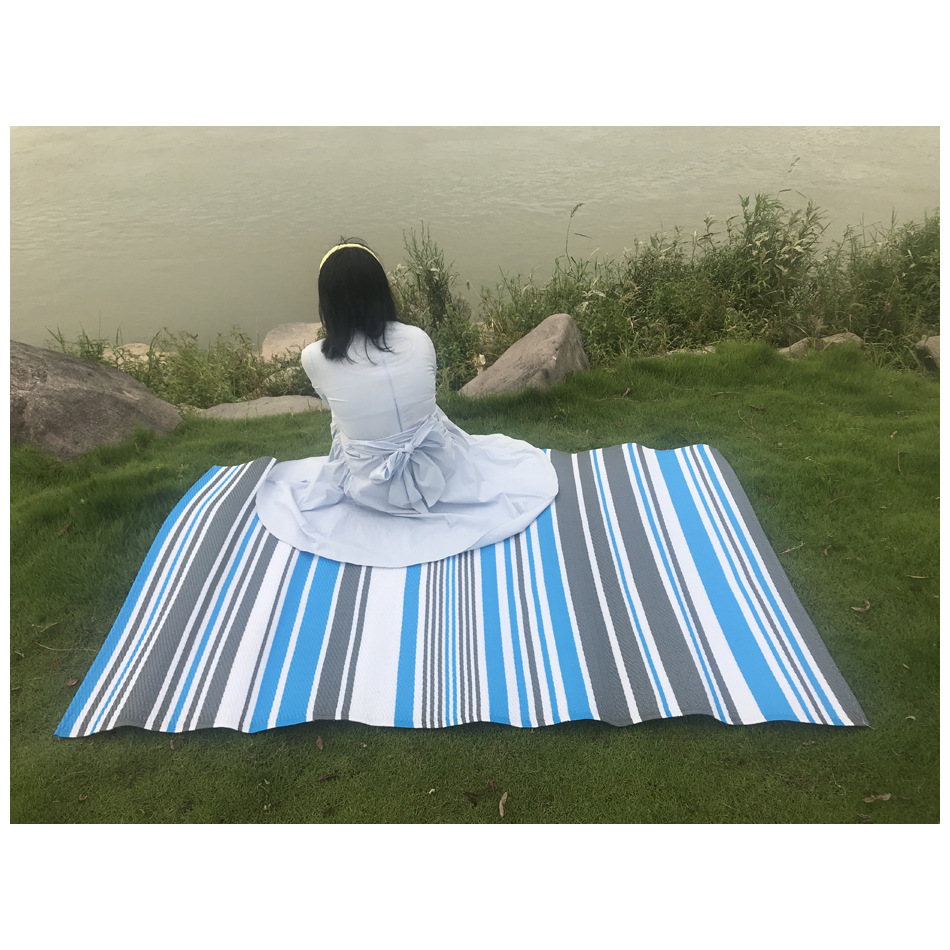 Đeo khăn trải giường cho du lịch ngoài trời và tấm chiếu chống thuỷ triều để gấp thảm bãi biển