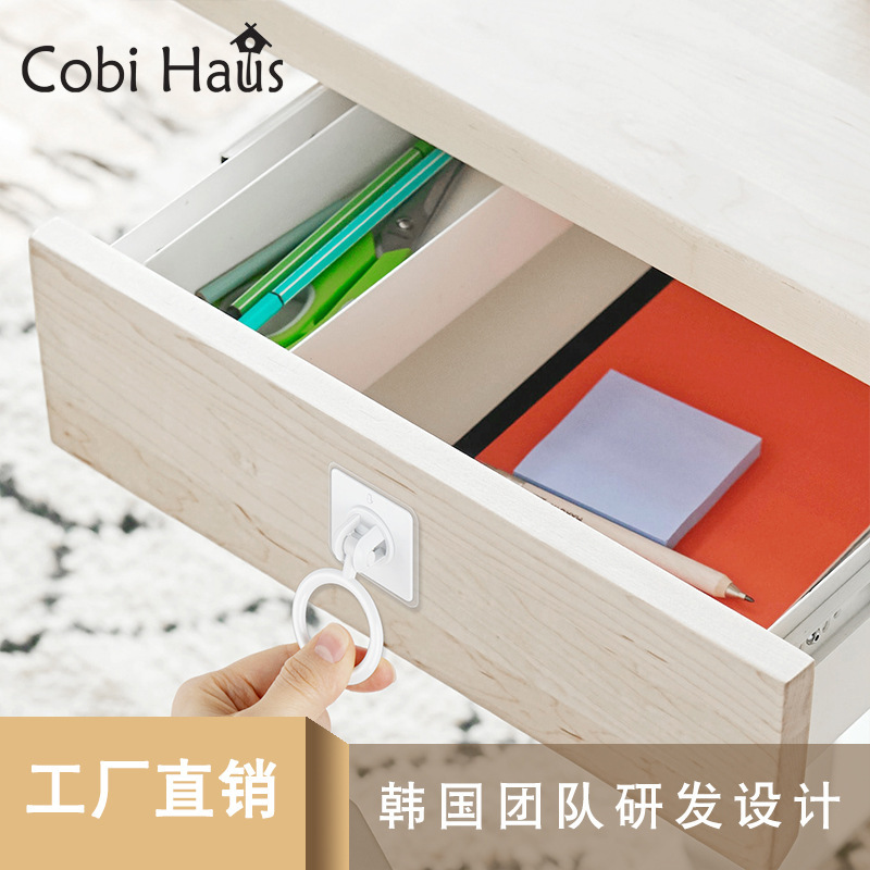 Cửa kính tới phòng tắm của khách hàng và tủ lạnh trong nhà bếp di chuyển ngăn tủ ngăn kéo mà không có một cú đấm trong nhà vệ sinh.