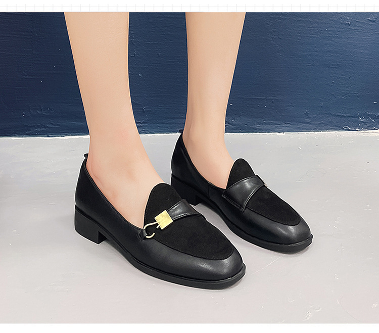 Cartier's Crocodile Girl with a single shoe flattened toe of a soybean shoe.