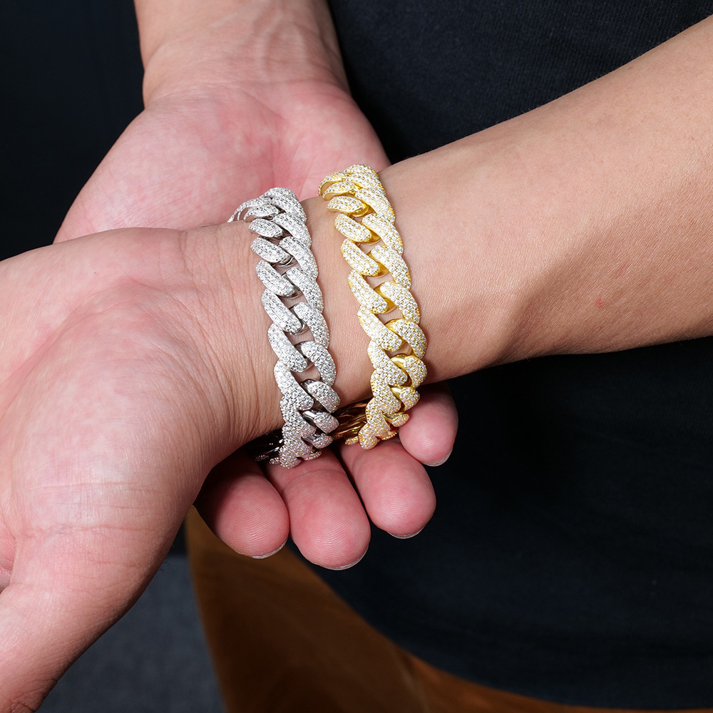 The American-Cuban bracelet is full of mossan stones, and the S925 silver bracelets, hip-hop street jewelry, are being sold across the border.