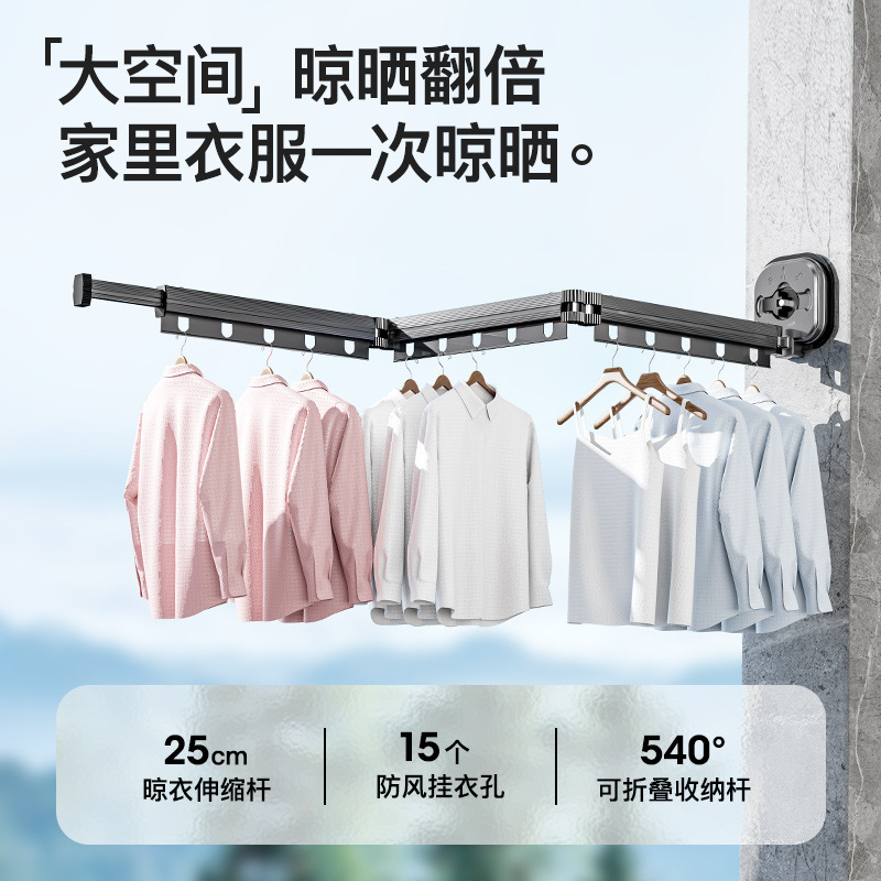 Trên ban công của nhà khách, có một cái móc treo trên tường.