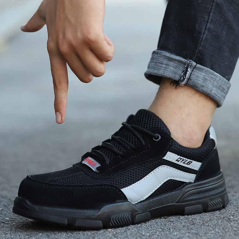 The man in the factory's wholesale steel head was shielded from piercing the insulation 10KV solid soft floor safety shoes.