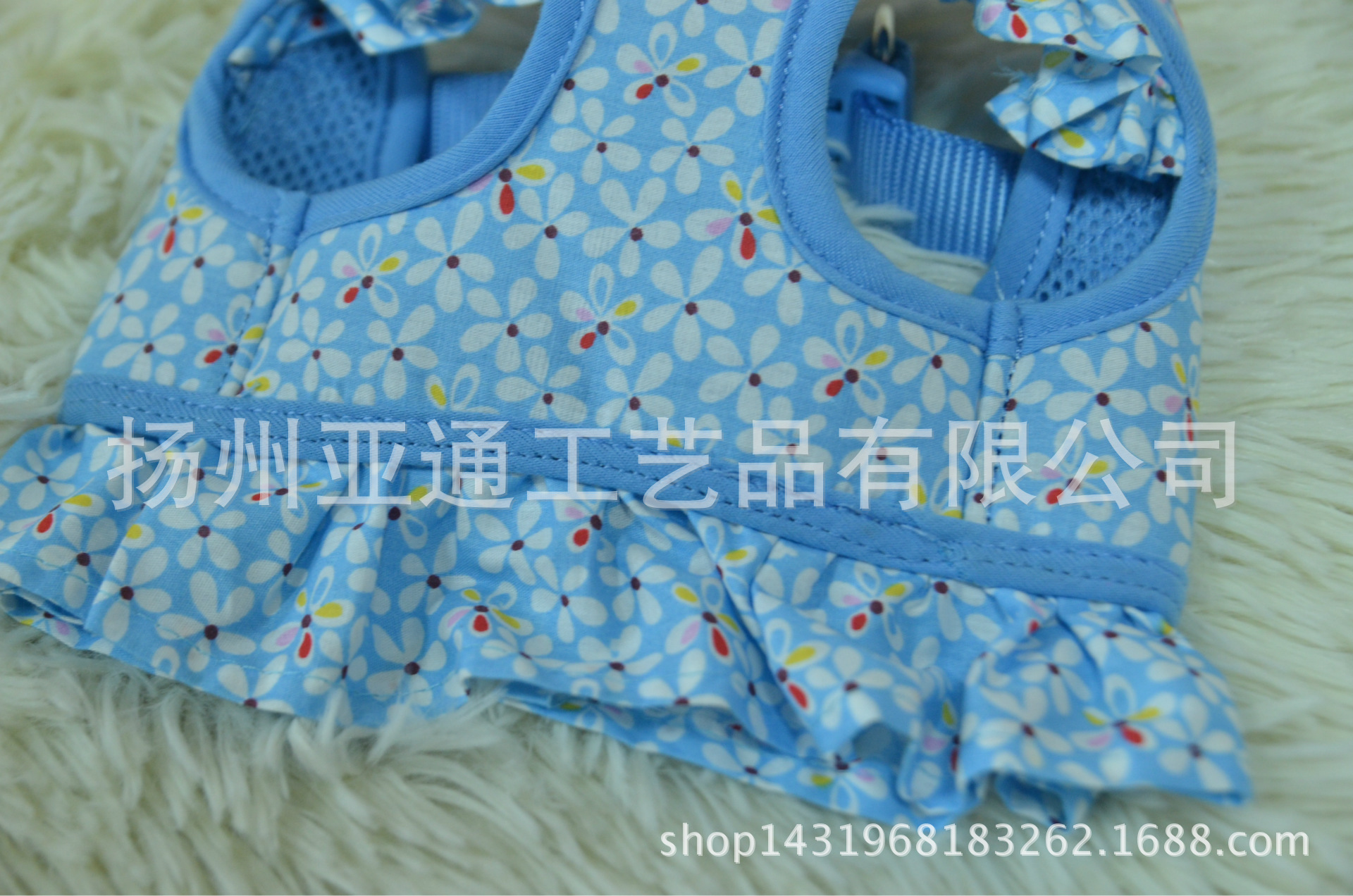 Quần áo cho chó kéo dây thừng, dây chó nối với búp bê cho chó.