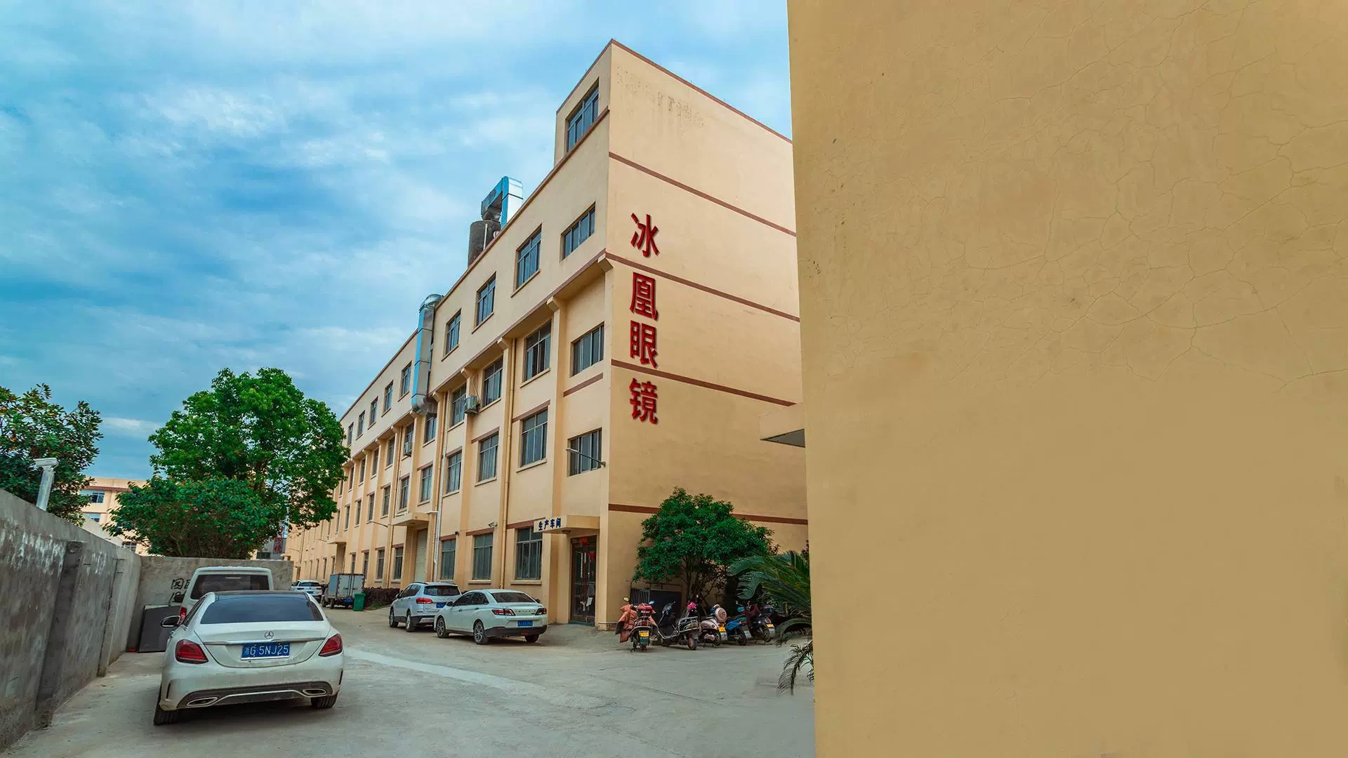 The Opry River phoenix glasses factory in Taizhou.