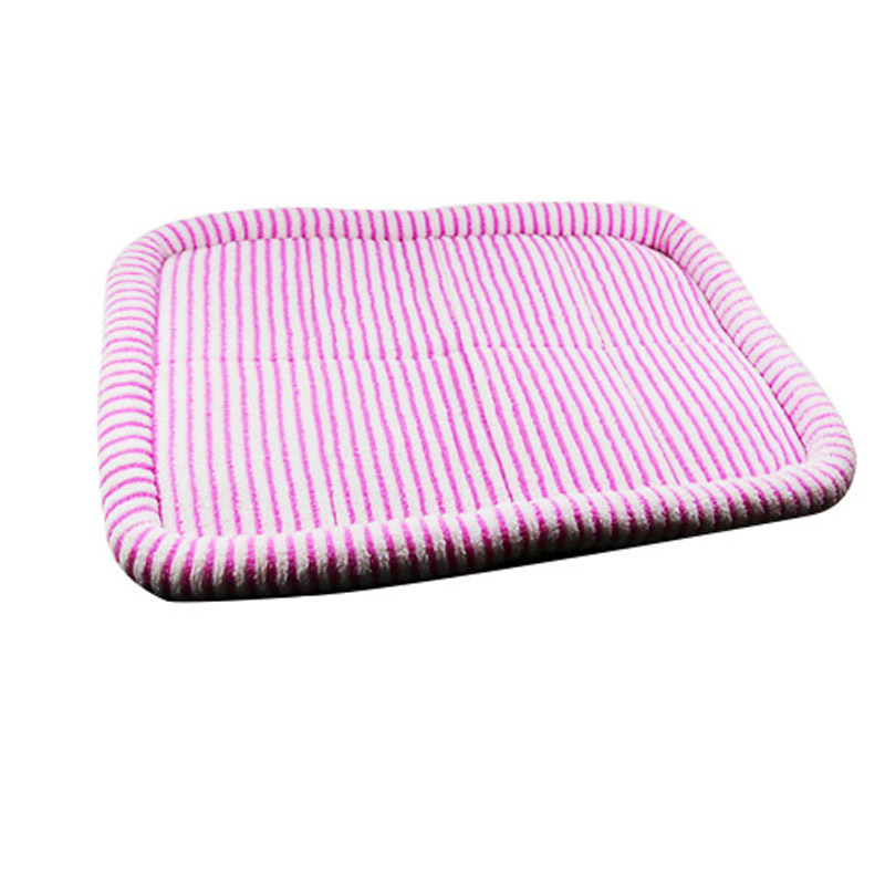 Autumn and winter cats and dogs are warm and comfortable with small and medium-sized dogs sleeping with pet mattresses.