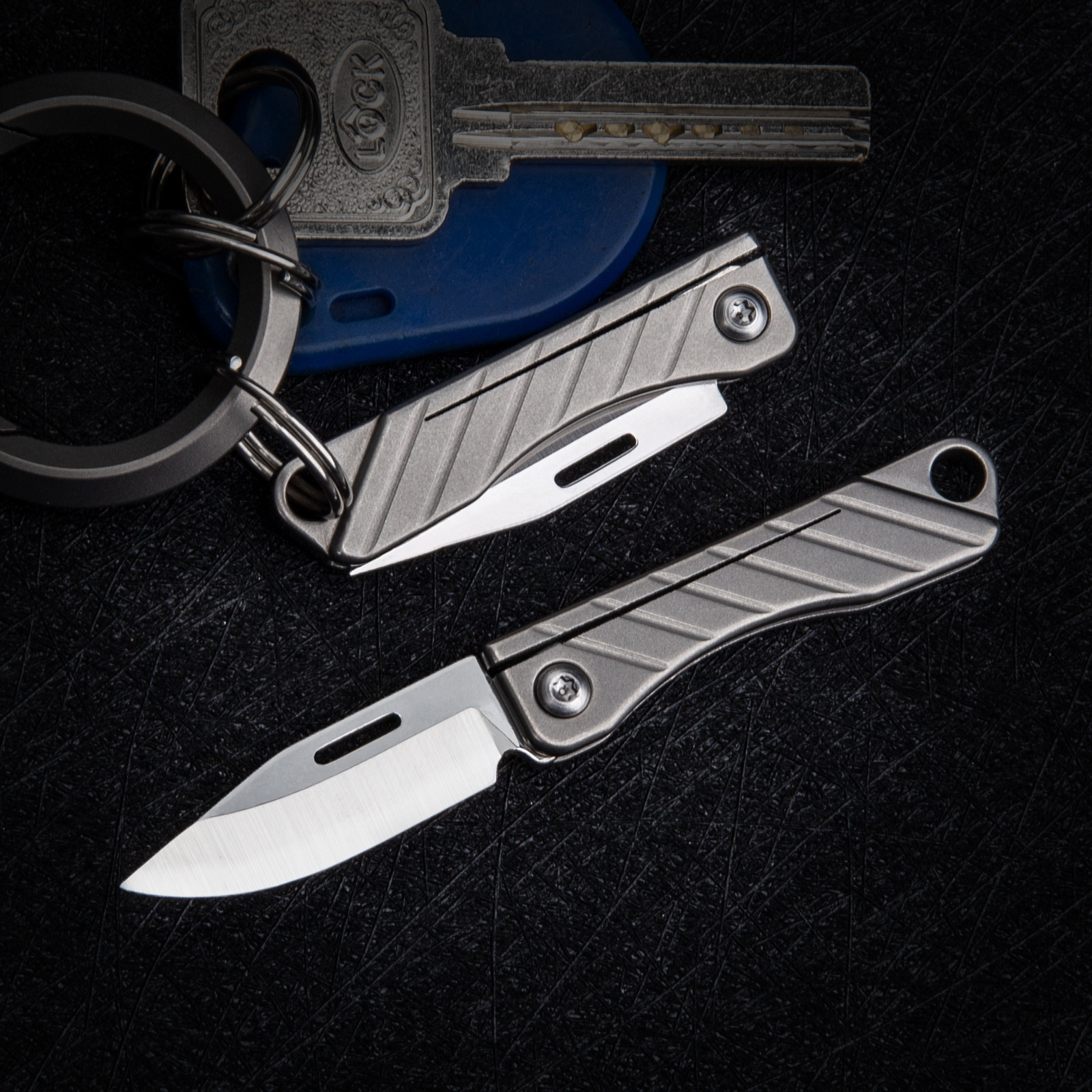 The titanium alloy mini-cleaver carries a folding knife, EDC carries a knife with him, and the key is attached to a delivery opener.