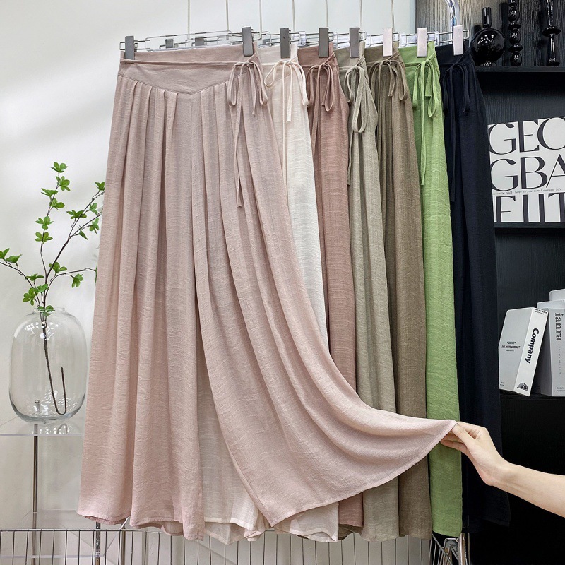 Những băng vệ sinh bằng lụa cũ với đôi chân dài và váy dài bóp lưng họ vào mùa xuân và mùa hè.