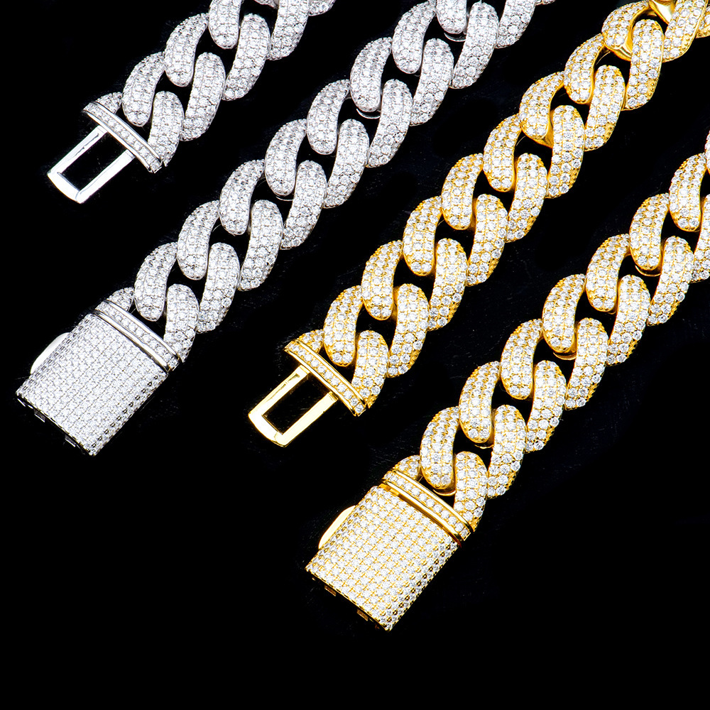 The American-Cuban bracelet is full of mossan stones, and the S925 silver bracelets, hip-hop street jewelry, are being sold across the border.