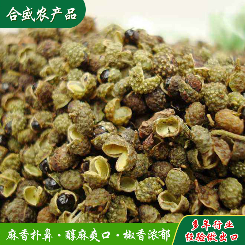 Xuất ra một bình ớt cay từ những hạt tiêu xanh của những nông dân Châu Âu ăn được.