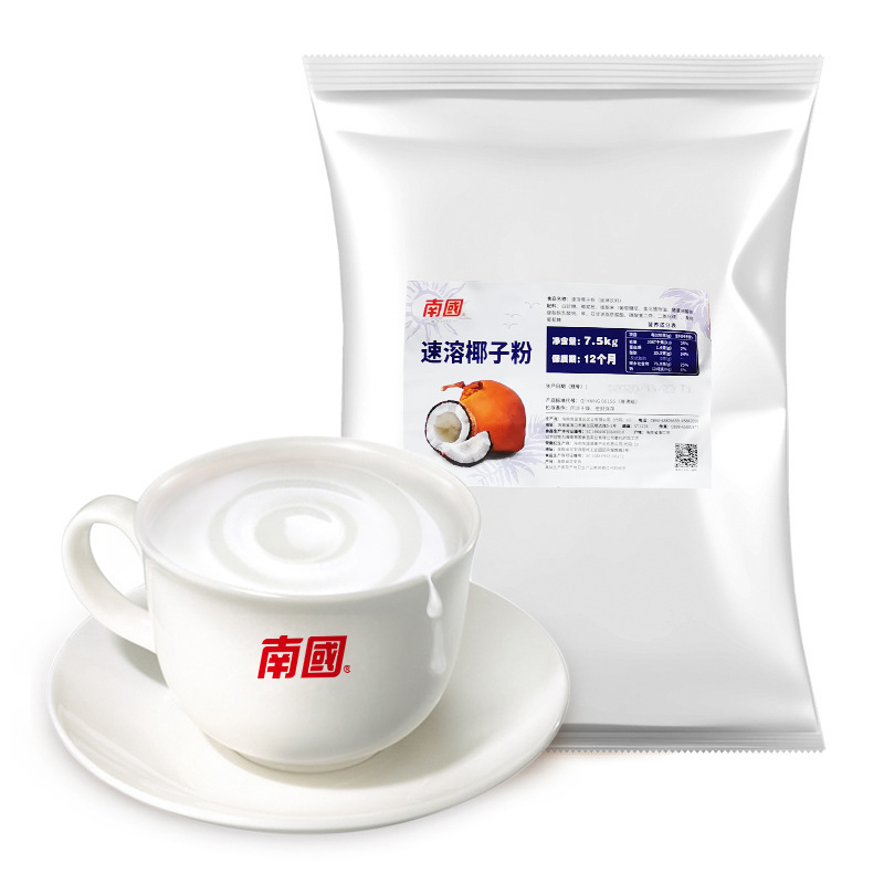 Một người bạn uống cà phê trong một túi sữa dừa nguyên chất từ phía Nam.