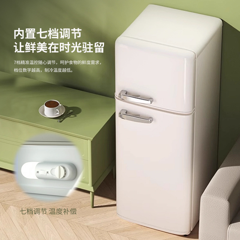 Một tủ lạnh tái tạo với tủ lạnh lạnh, đông lạnh, hai cửa.