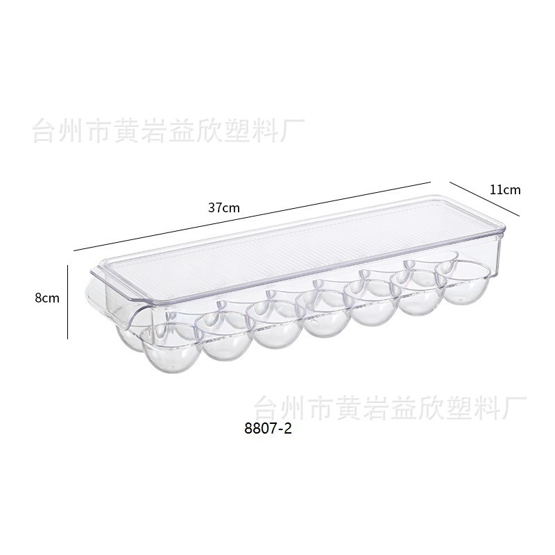 Trứng tán xạ trong nhà bếp trong hộp trái cây và rau quả nhựa.