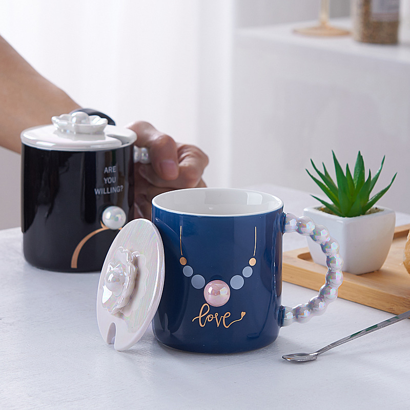 Vỏ ngọc trai với một chiếc thìa phủ của Mark, chiếc cốc ngọc trai bằng lưới sứ, và thủy triều sáng tạo đang biến thành một ly nước.