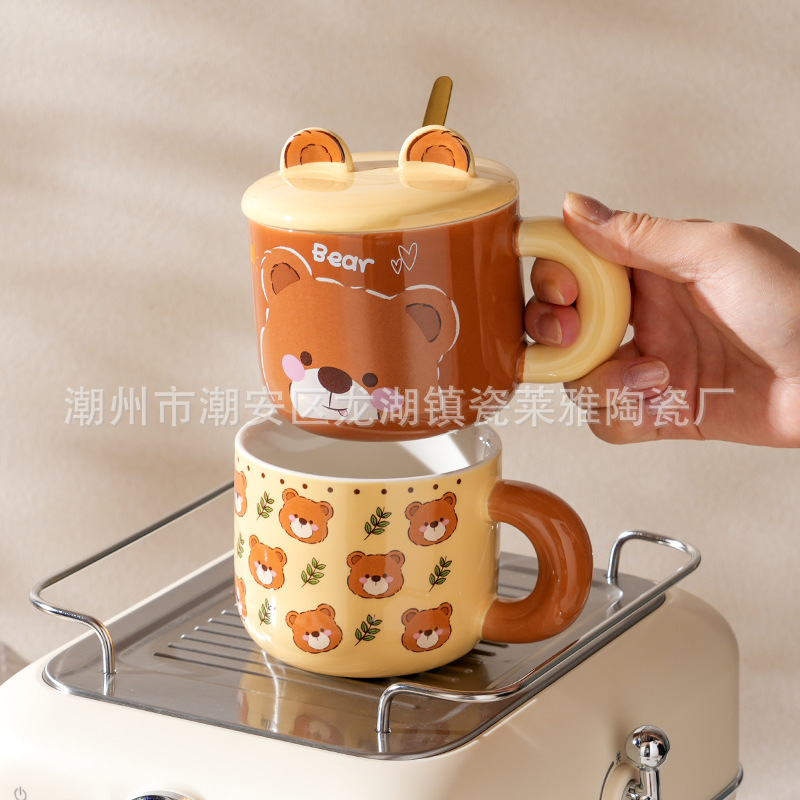 Một ngôi nhà tinh khiết với một cái ly có muỗng.