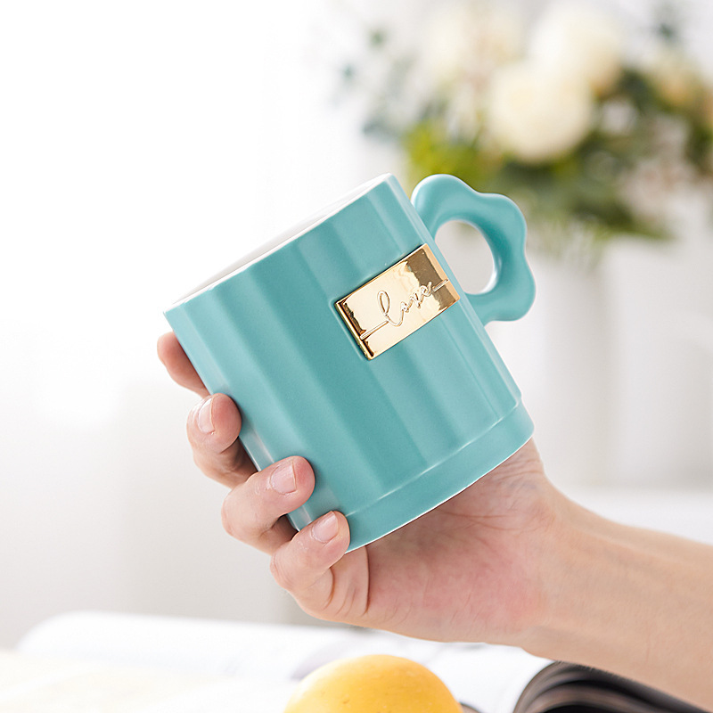 A gift-carrying pottery house with a coffee and milk cup and an creative pottery cup.