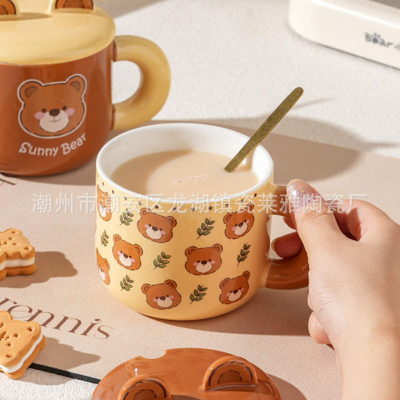 Một ngôi nhà tinh khiết với một cái ly có muỗng.