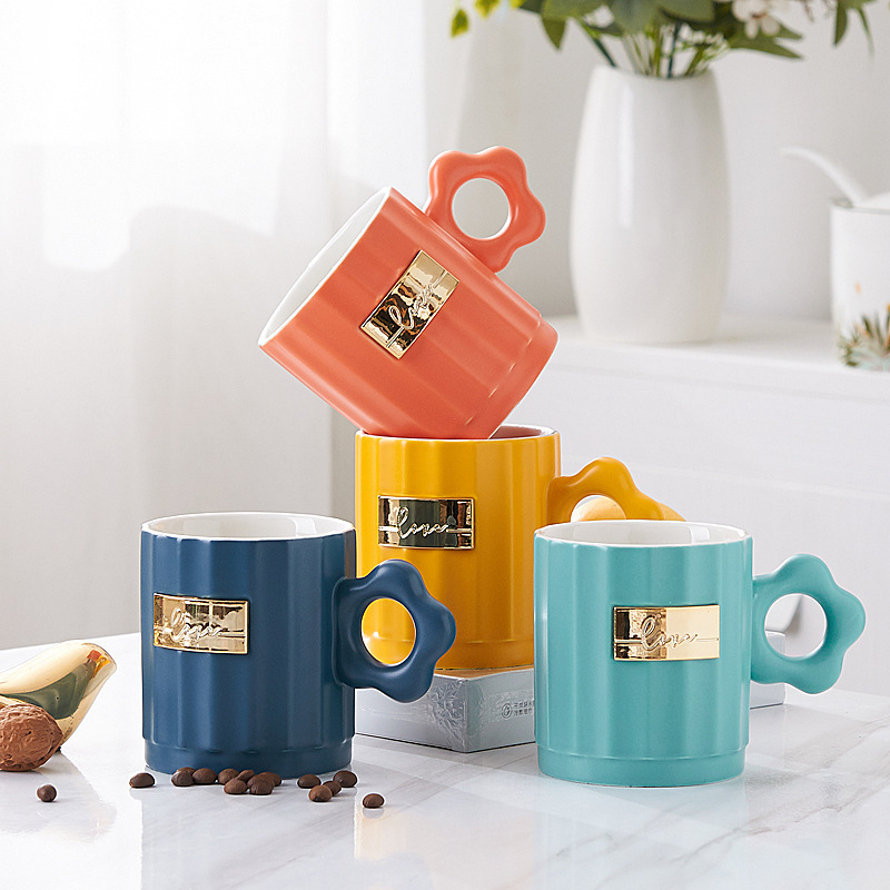 A gift-carrying pottery house with a coffee and milk cup and an creative pottery cup.