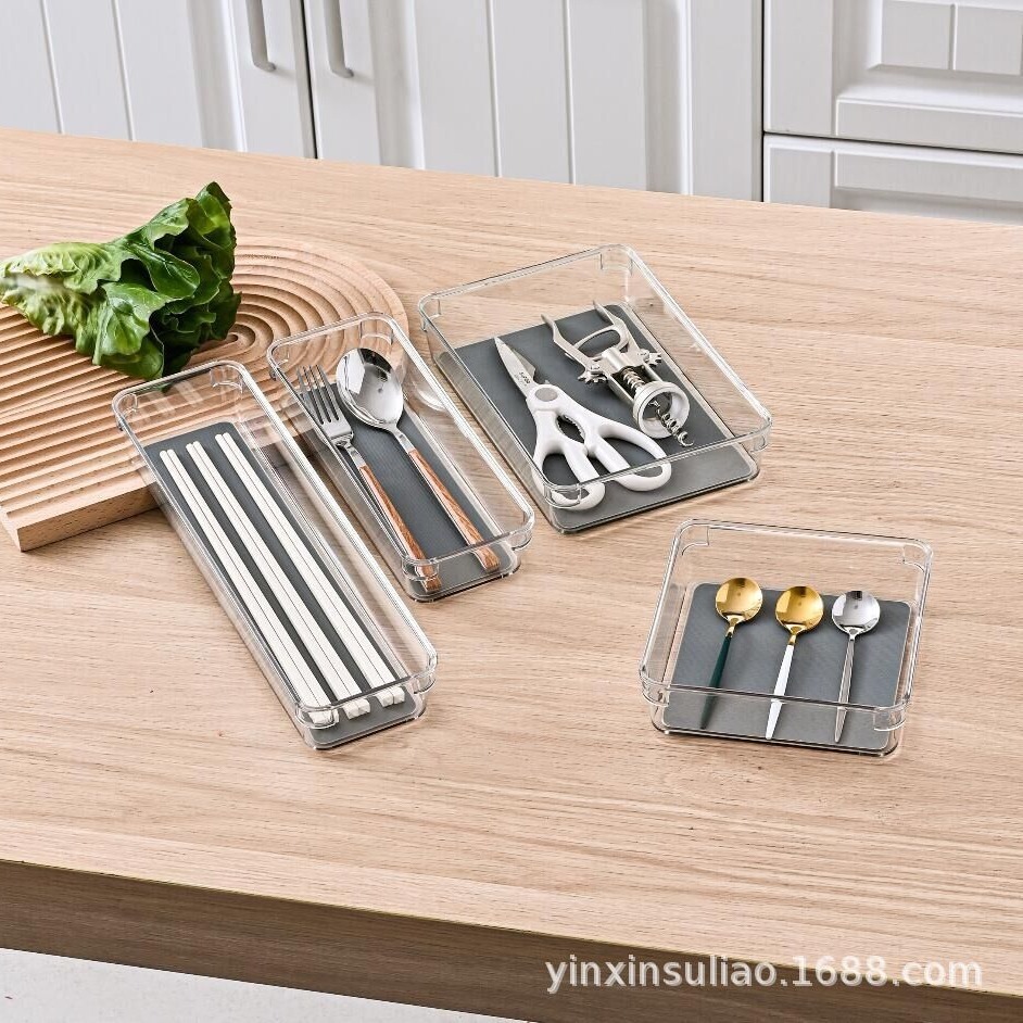 Chụp cắt lớp cho một hộp đệm chống xe máy để lấy ngăn kéo cho một cái thìa và đũa.