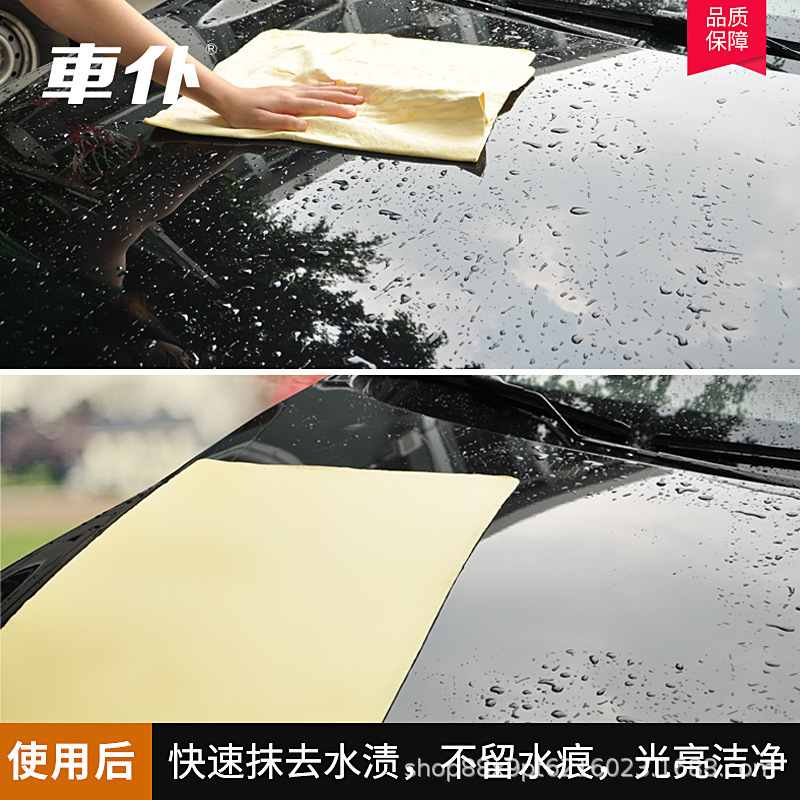 Người hầu xe giặt khăn và lau khăn trong xe.