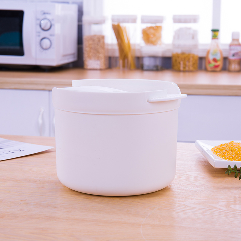 Một bếp lò vi sóng nhựa và một bếp hơi nước đa mục đích sẽ được sử dụng như một thùng nhiệt để đun nóng bếp hơi nước.