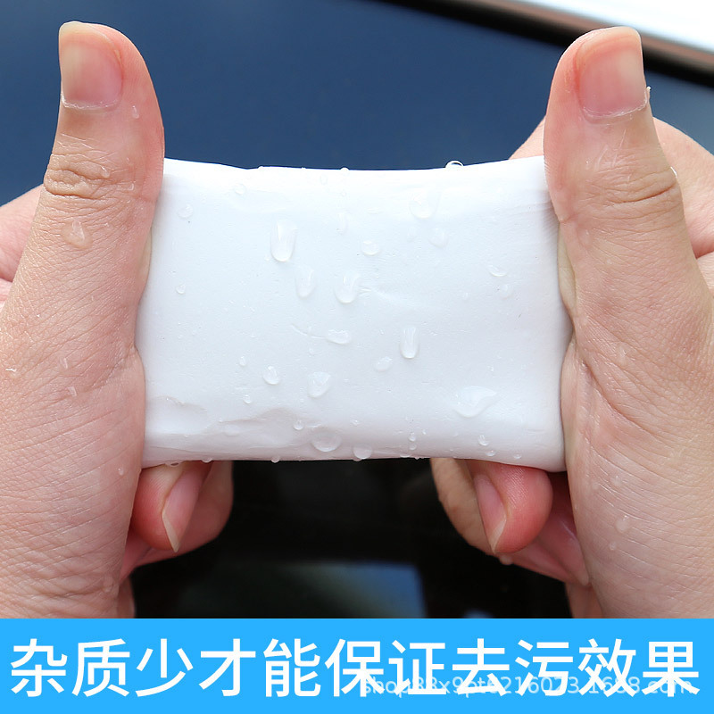 Người phục vụ xe rửa bùn để quét sạch màng dầu.