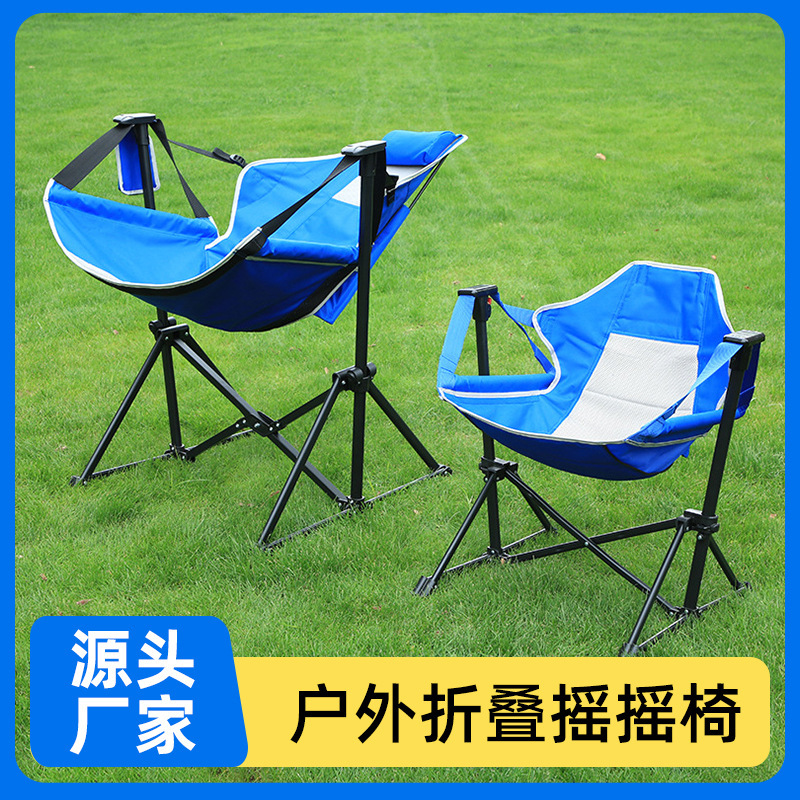 Ghế ngoài bãi biển đóng quân với ghế xếp và ghế đánh cá cho người lớn và trẻ em bên ngoài.