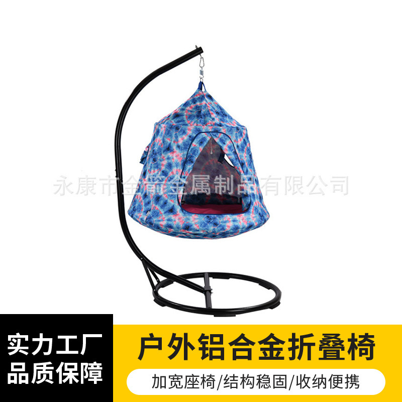 Những người bán hàng trong xưởng với một cái ghế đu ở ban công bên ngoài giỏ của một người đàn ông.