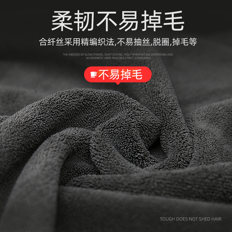 Người hầu xe rửa khăn tắm bằng nước và xe bọc vải nặng.
