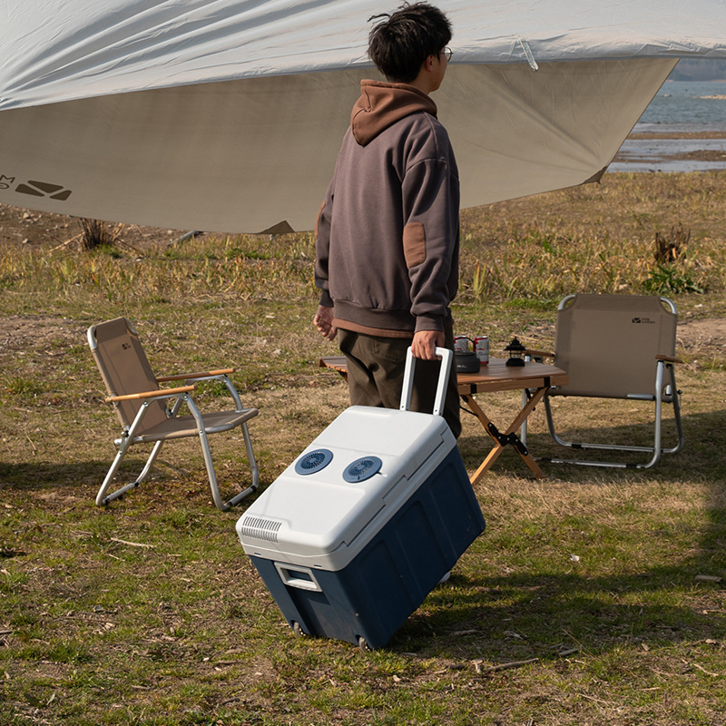 A large-capacity outdoor camper with a refrigerator, a portable hand-held warmth box, a camper.