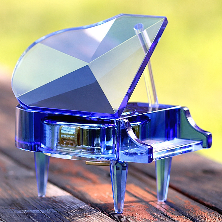 Một cái bàn cho việc phân phối đàn piano pha lê với ánh sáng trong ngày sáng tạo của nhạc