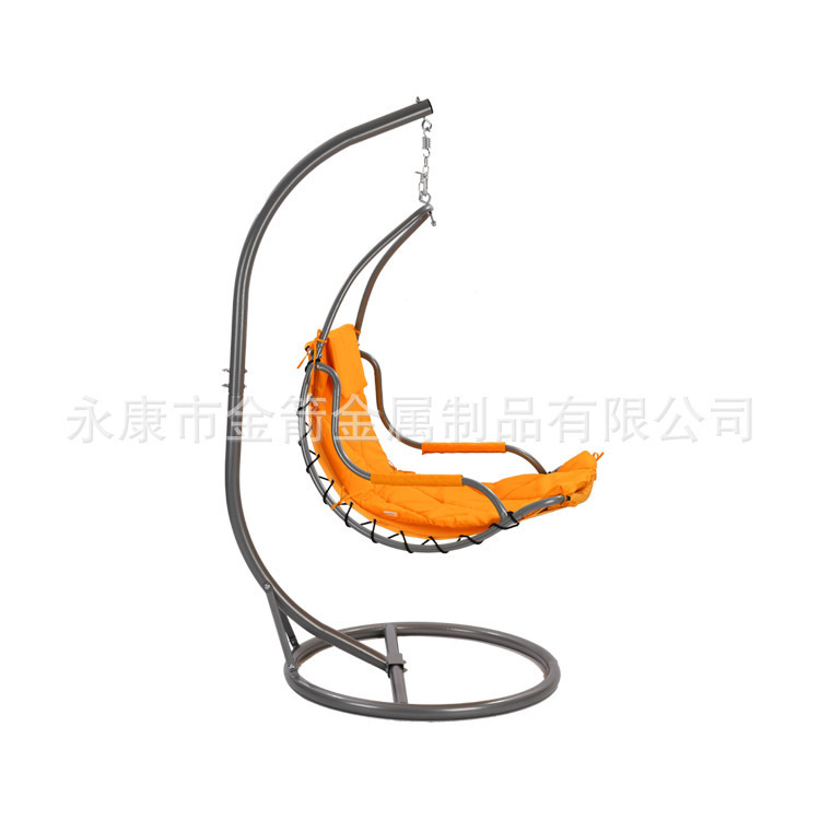 Nhà máy đang giao hàng hiện đại và bình thường cho chiếc ghế giỏ diều hâu bên ngoài.