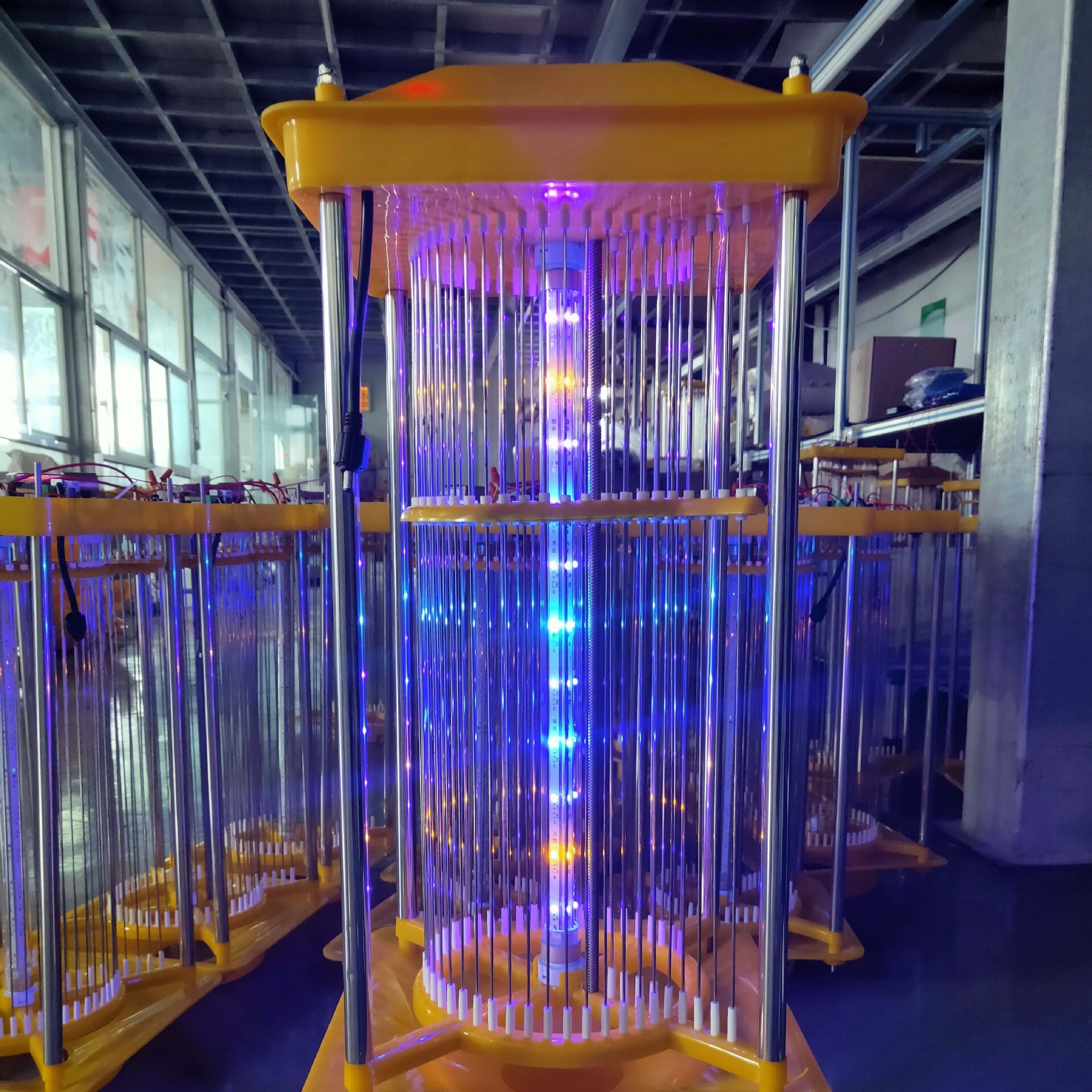 Phiên bản thông minh nhất của đèn diệt côn trùng mặt trời Mạng lưới bao gồm các loại điện sốc điện kiểu côn trùng đàn áp đèn bên ngoài vườn cây trồng nông nghiệp
