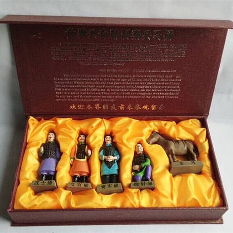 Five sets of artifacts for tourist souvenirs, eight centimetres coloured.