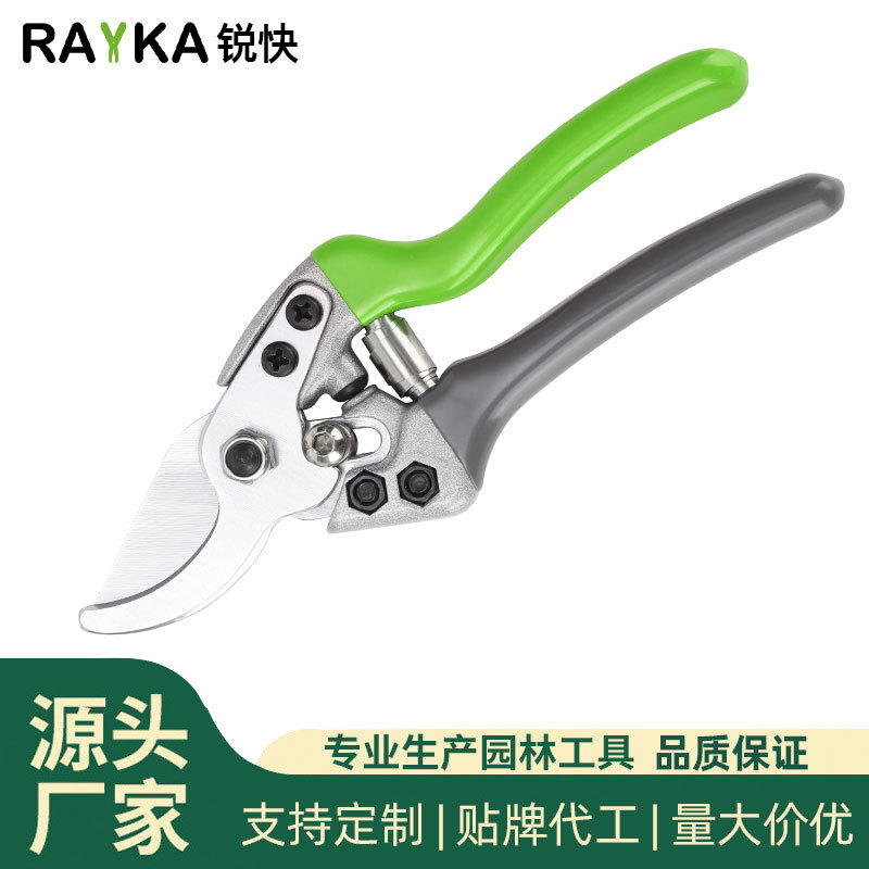 Làm vườn với cây kéo thép dày, cao.