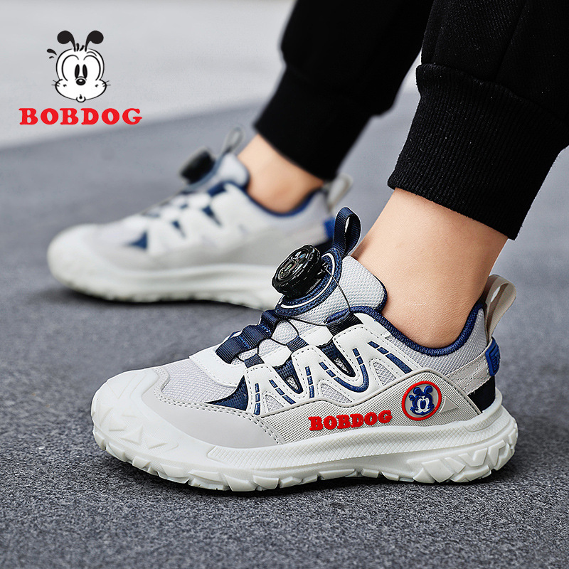 Những chàng trai Babou-be đậu với đôi giày mới, đôi giày hai dây, những chàng trai với đôi giày mềm.