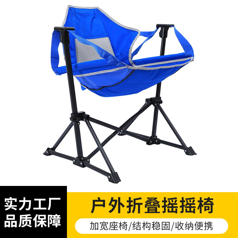 Ghế ngoài bãi biển đóng quân với ghế xếp và ghế đánh cá cho người lớn và trẻ em bên ngoài.