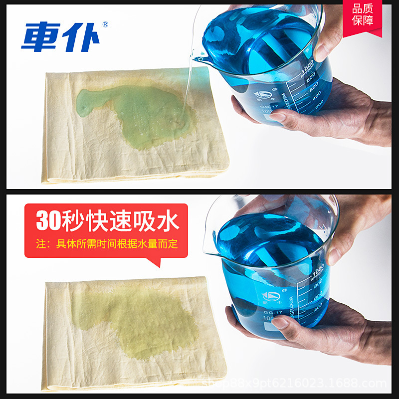 Người hầu xe giặt khăn và lau khăn trong xe.