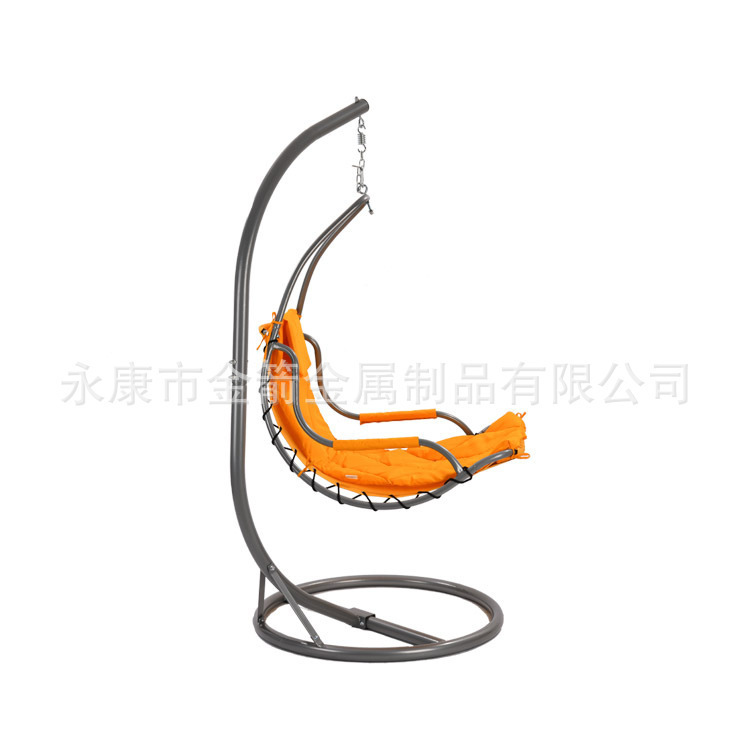 Nhà máy đang giao hàng hiện đại và bình thường cho chiếc ghế giỏ diều hâu bên ngoài.