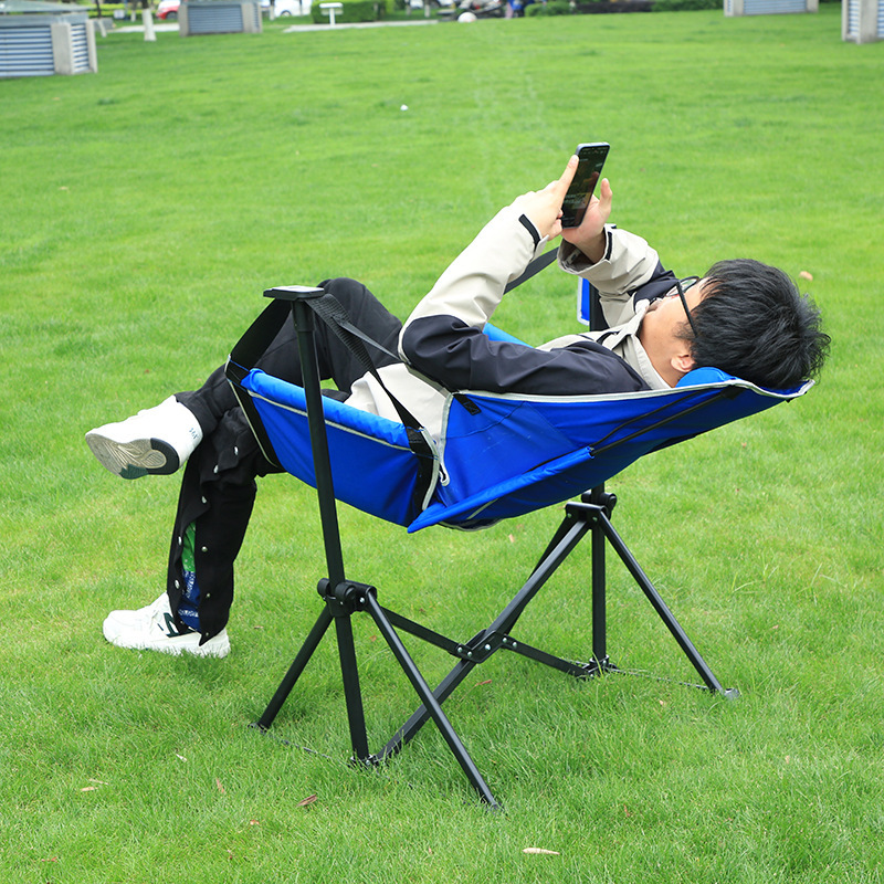 Ghế ngoài bãi biển đóng quân với ghế xếp và ghế đánh cá cho người lớn và trẻ em bên ngoài.