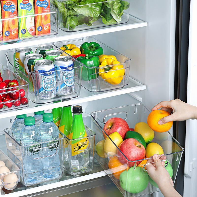 Tủ lạnh nhà bếp với một hộp phân loại rau quả trong suốt