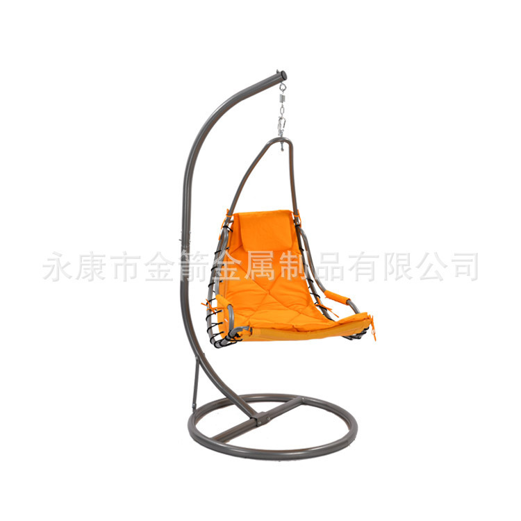 Nhà máy đang giao hàng hiện đại và bình thường cho chiếc ghế giỏ diều hâu bên ngoài.