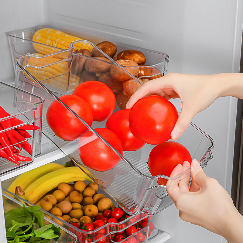 Một hộp thức ăn nhà bếp và rau cải trong tủ lạnh.