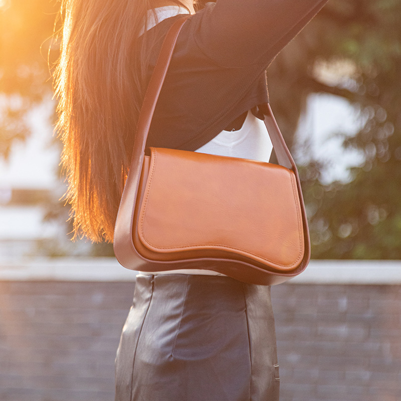 2024 new top-heavy cow-skin bag, one-capped saddle bag, hand-held hand-bag girl.