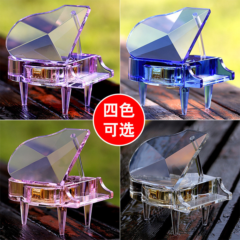 Một cái bàn cho việc phân phối đàn piano pha lê với ánh sáng trong ngày sáng tạo của nhạc