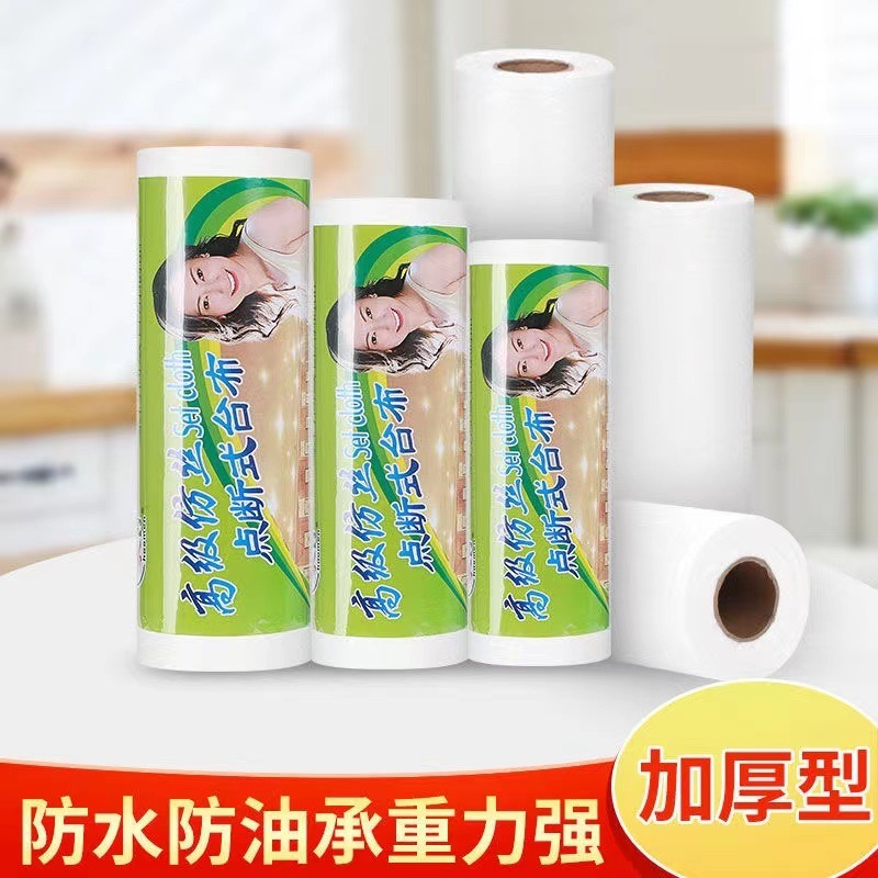 Khăn trải bàn một lần và trắng cho bàn ăn.