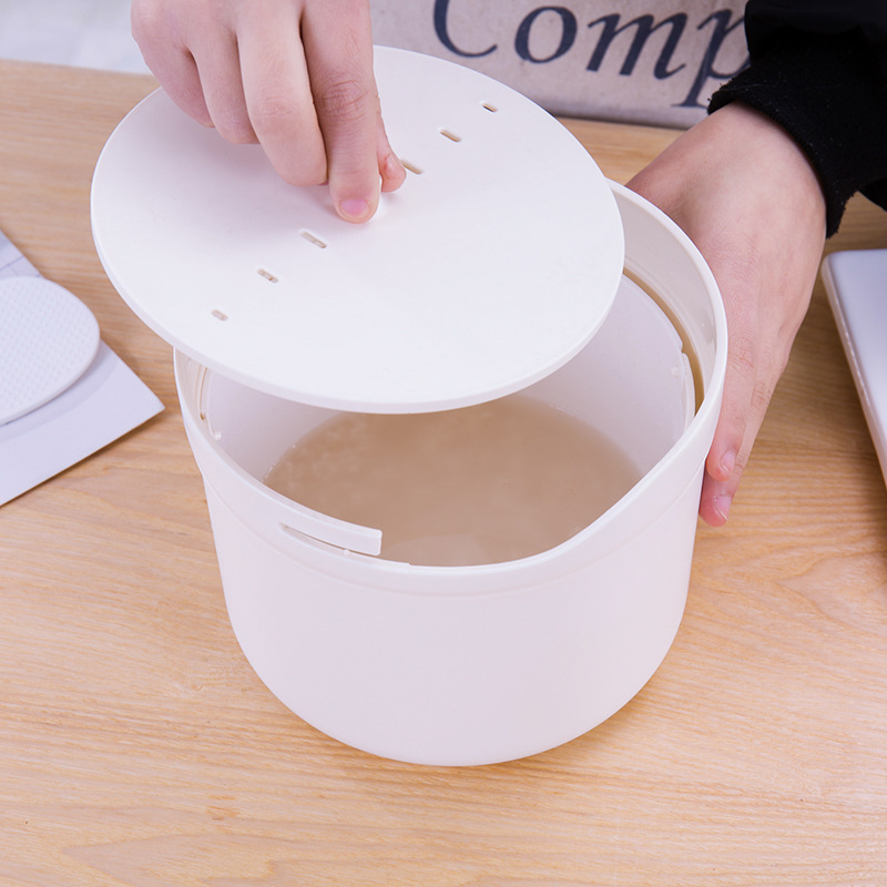 Một bếp lò vi sóng nhựa và một bếp hơi nước đa mục đích sẽ được sử dụng như một thùng nhiệt để đun nóng bếp hơi nước.