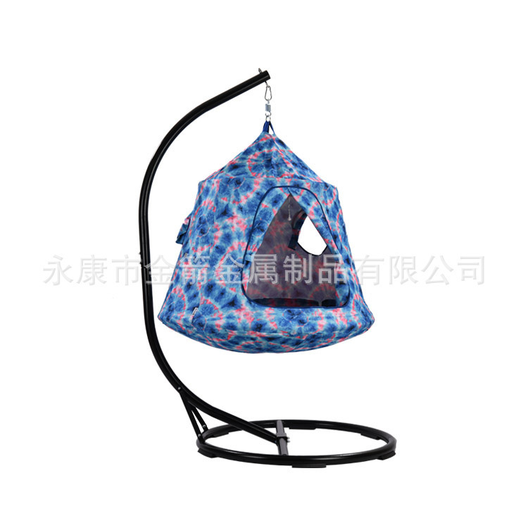 Những người bán hàng trong xưởng với một cái ghế đu ở ban công bên ngoài giỏ của một người đàn ông.