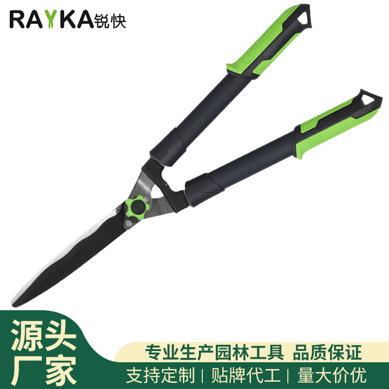 Hàng rào nhanh chóng cắt các cây và cắt các cây và cắt hàng rào màu xanh lá cây cắt tóc của nhà máy kéo xanh lá cây.