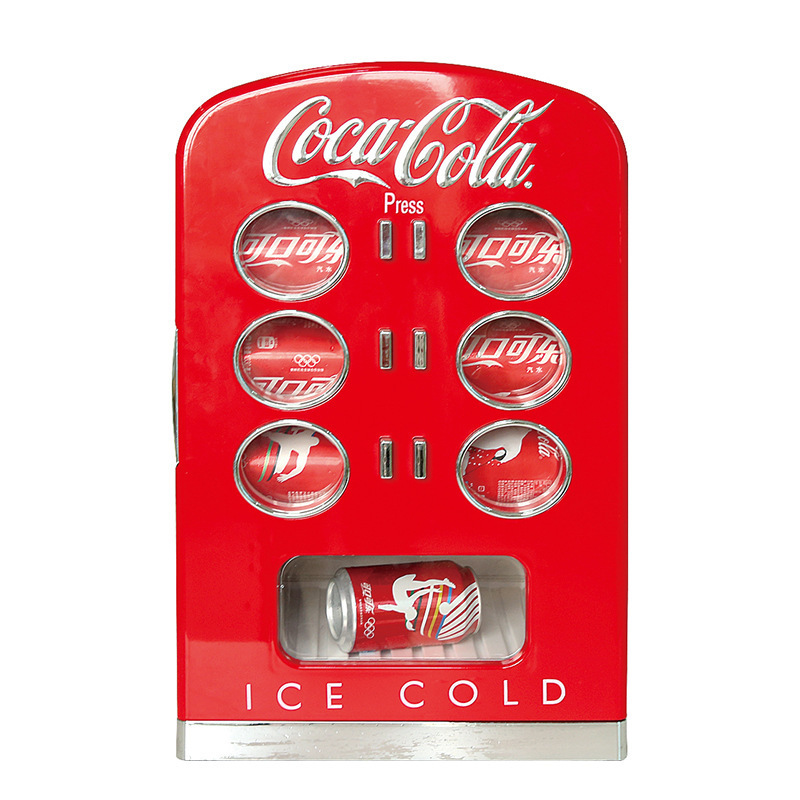 Coca-Cola mang xe trong tủ lạnh.