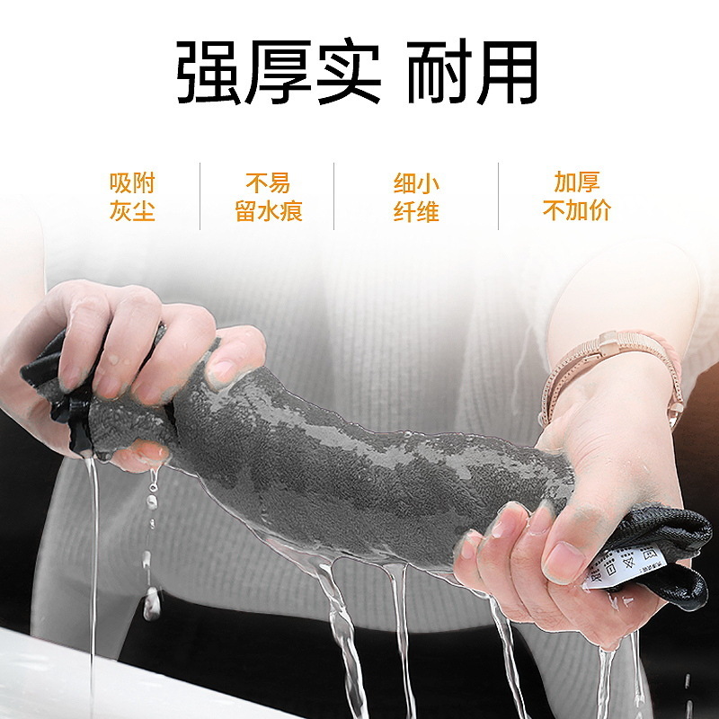 Người hầu xe rửa khăn tắm bằng nước và xe bọc vải nặng.